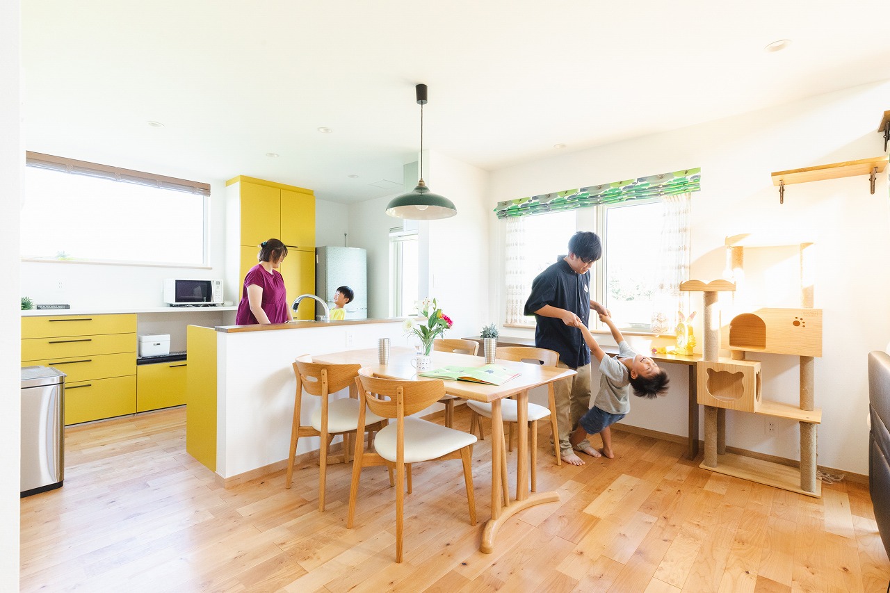 猫と暮らす　注文住宅　レンガの家　茨城　黄色のキッチン