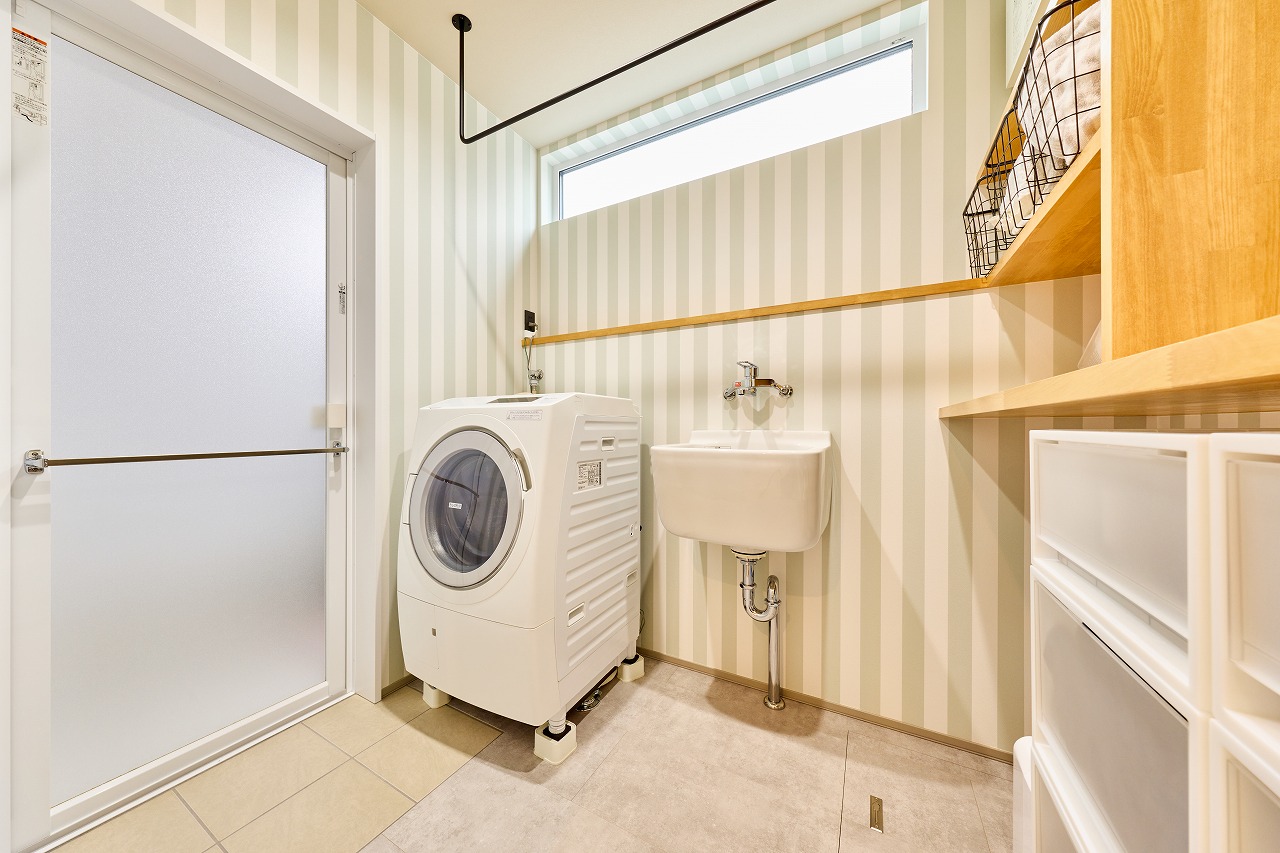 脱衣室 ランドリールーム タイル ストライプ おしゃれ