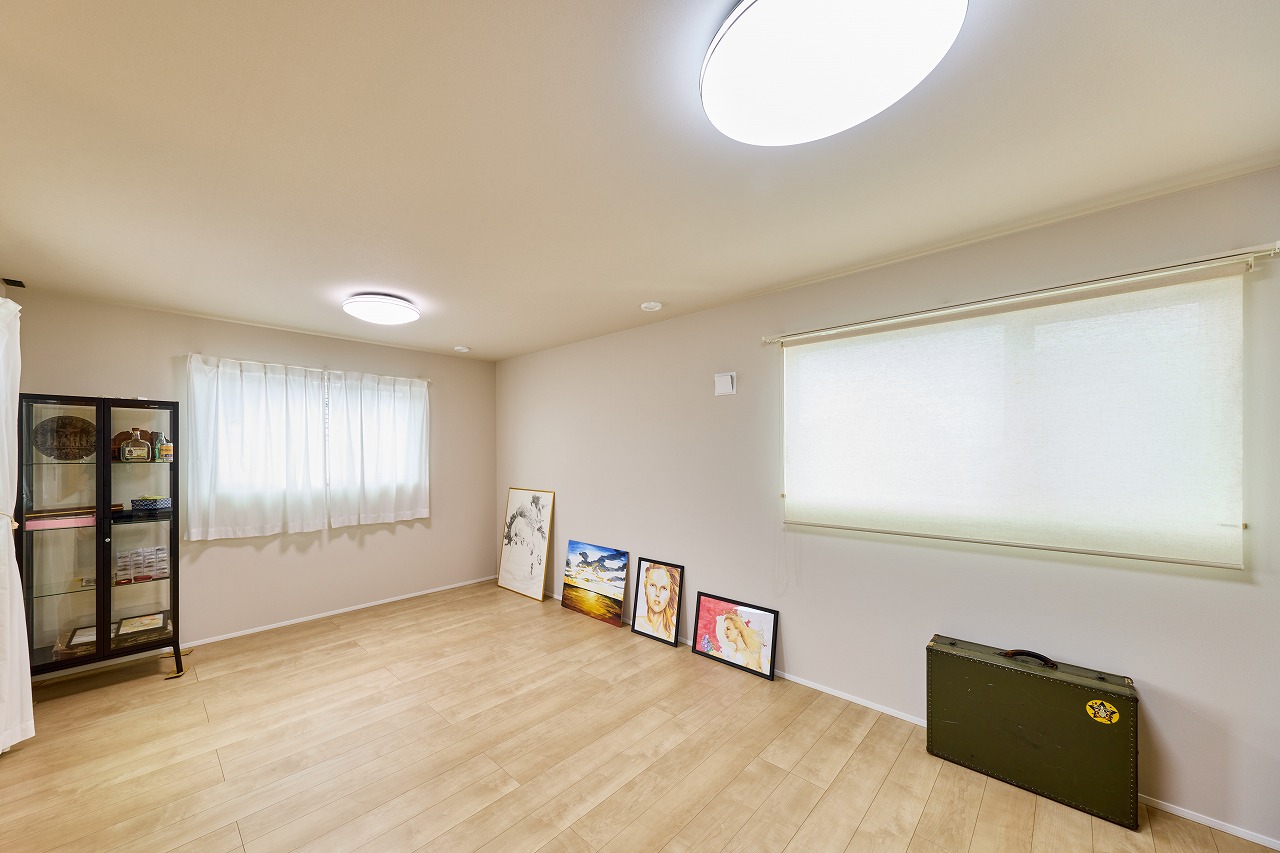 多目的ルーム 白 シンプル 落ち着いた