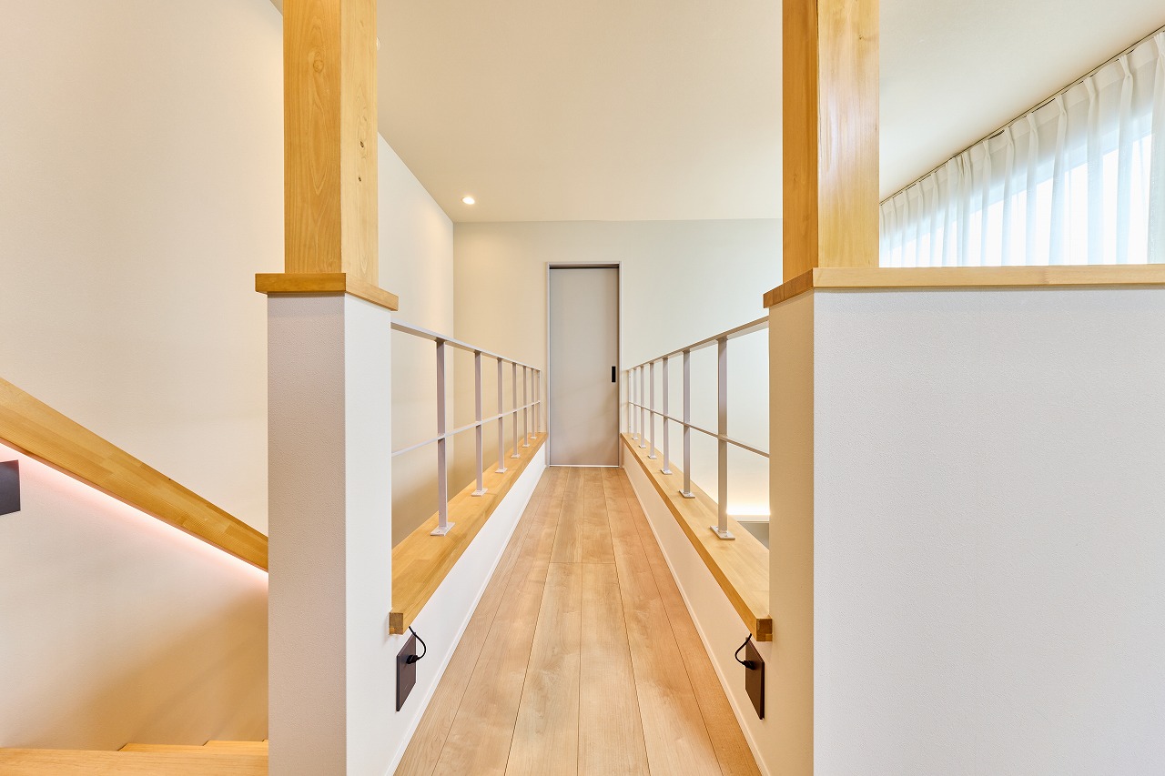 ホール 吹き抜け 2階 開放感 窓