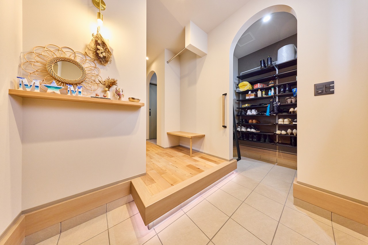 玄関 土間収納 タイル ナチュラル メープル 無垢材 アーチ