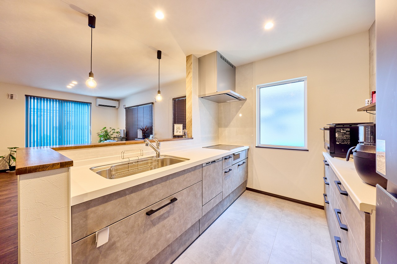 キッチン モダン 収納 おしゃれ 平屋