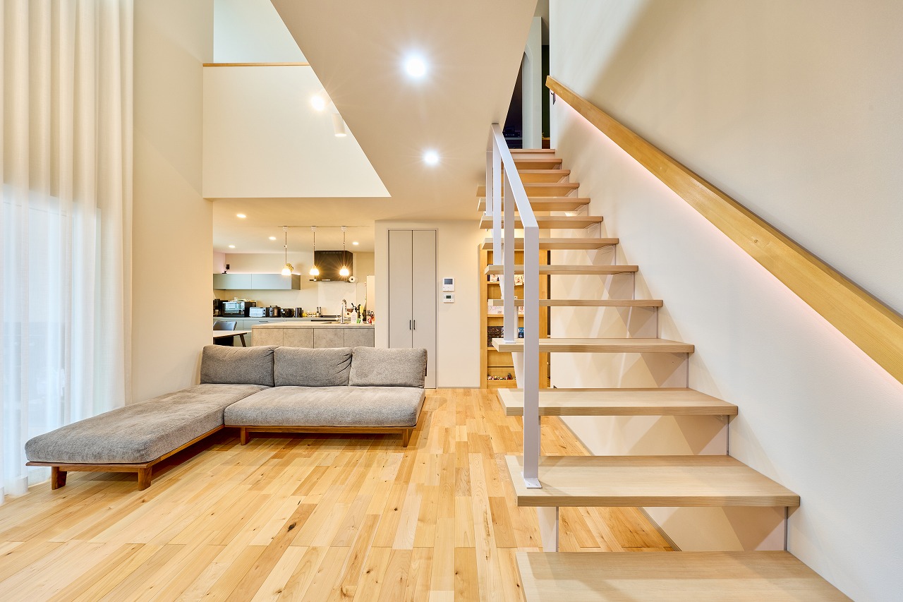 リビング 吹き抜け 鉄骨階段 ナチュラル 白