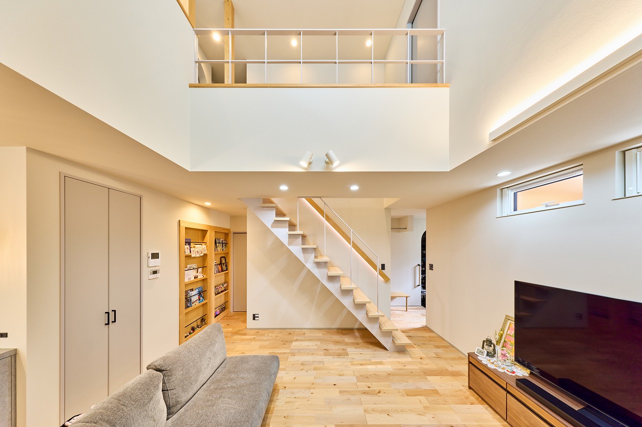 リビング 吹き抜け 自然素材 シンプル 鉄骨階段